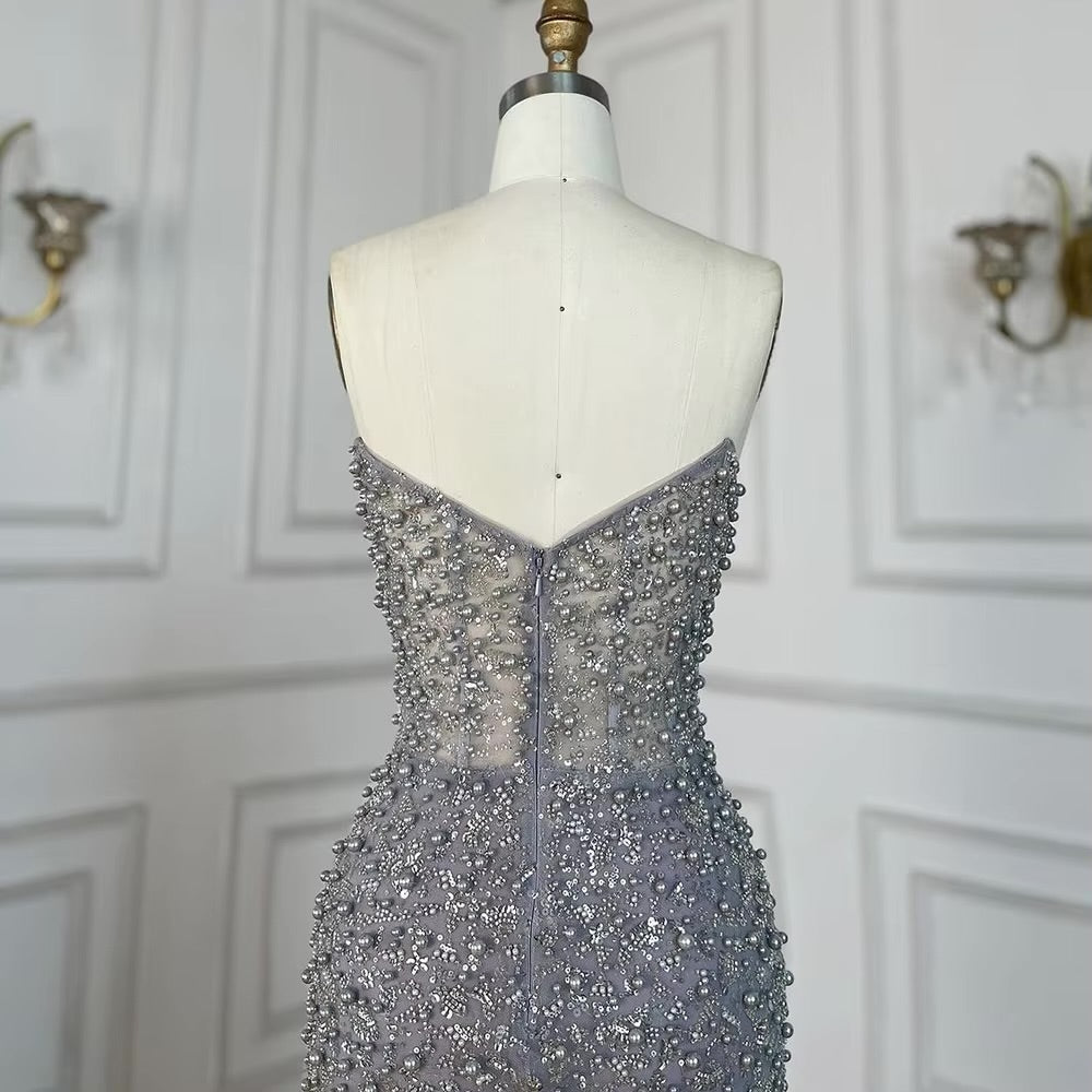 فستان فاخر مزين بالكريستال والؤلؤ يلمسه أنثويه