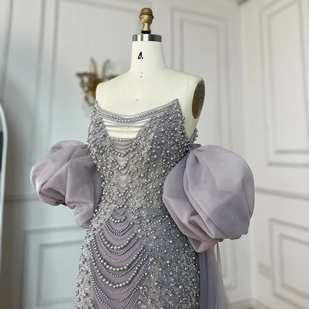 فستان فاخر مزين بالكريستال والؤلؤ يلمسه أنثويه