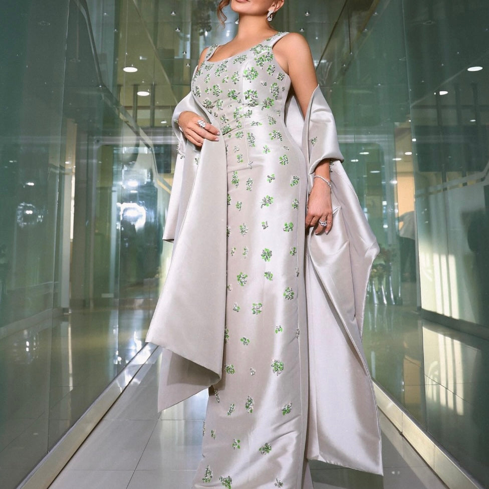 فستان انيق مزين بالكريستال مع كايب