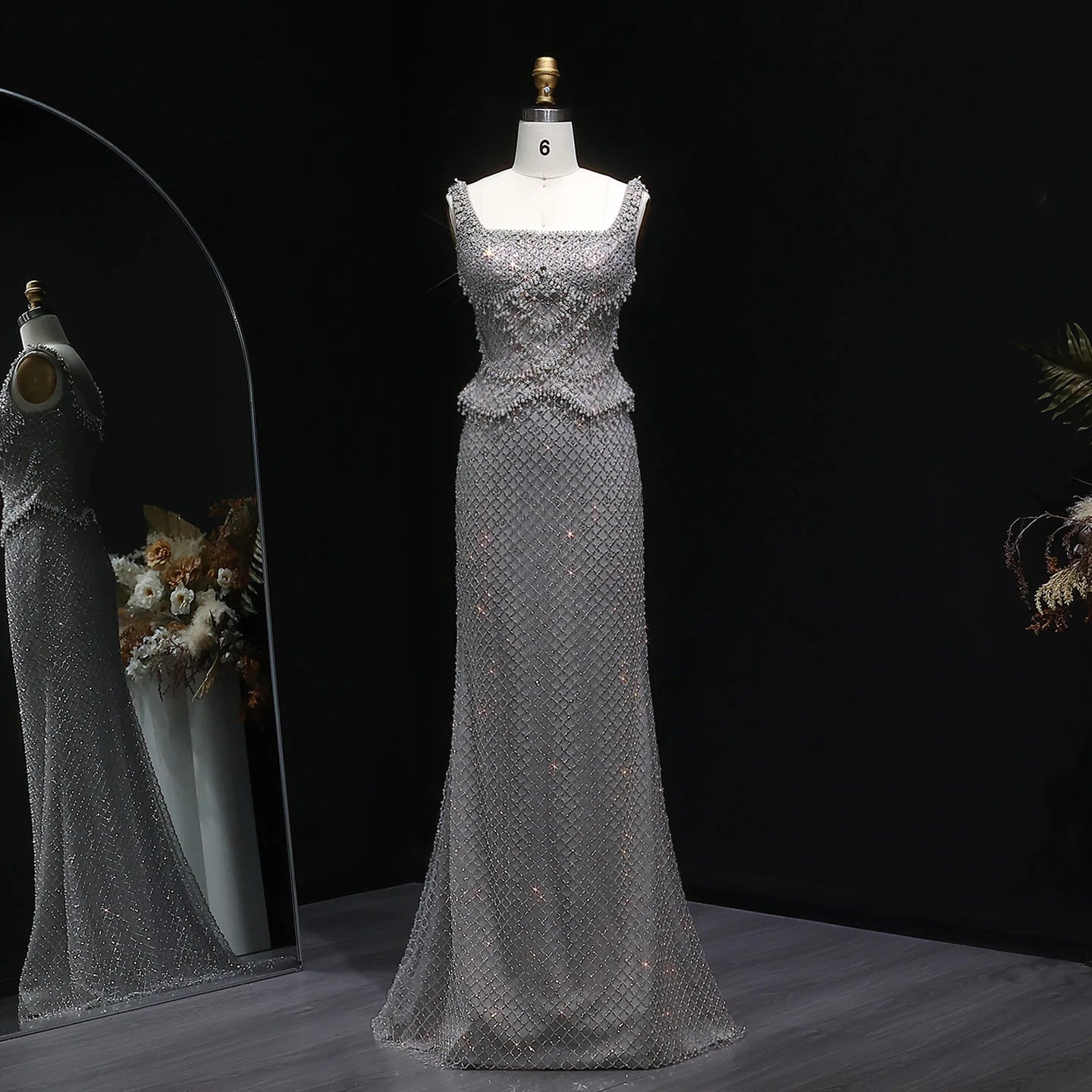 فستان فاخر مرصع بالكرستال ومزين بالؤلؤ