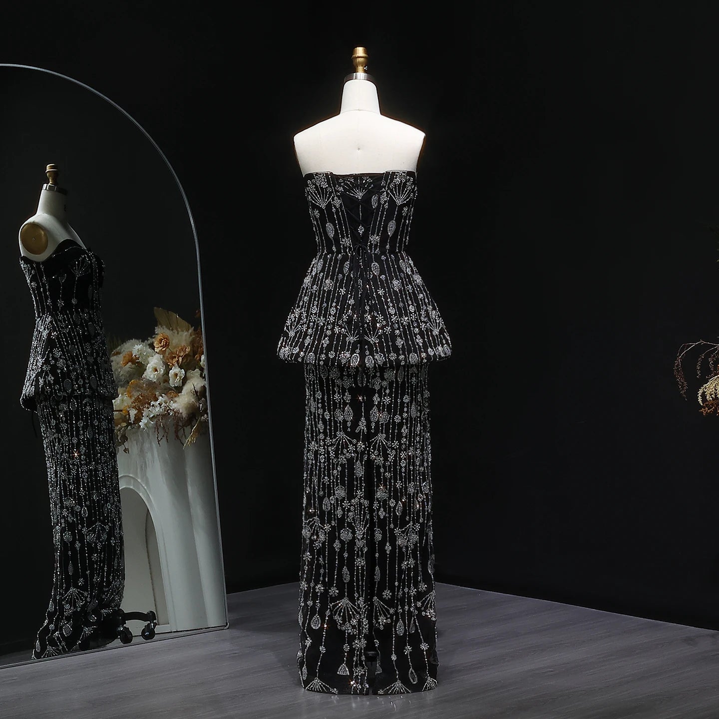 فستان بقطعتين مطرز بتصميم مميز