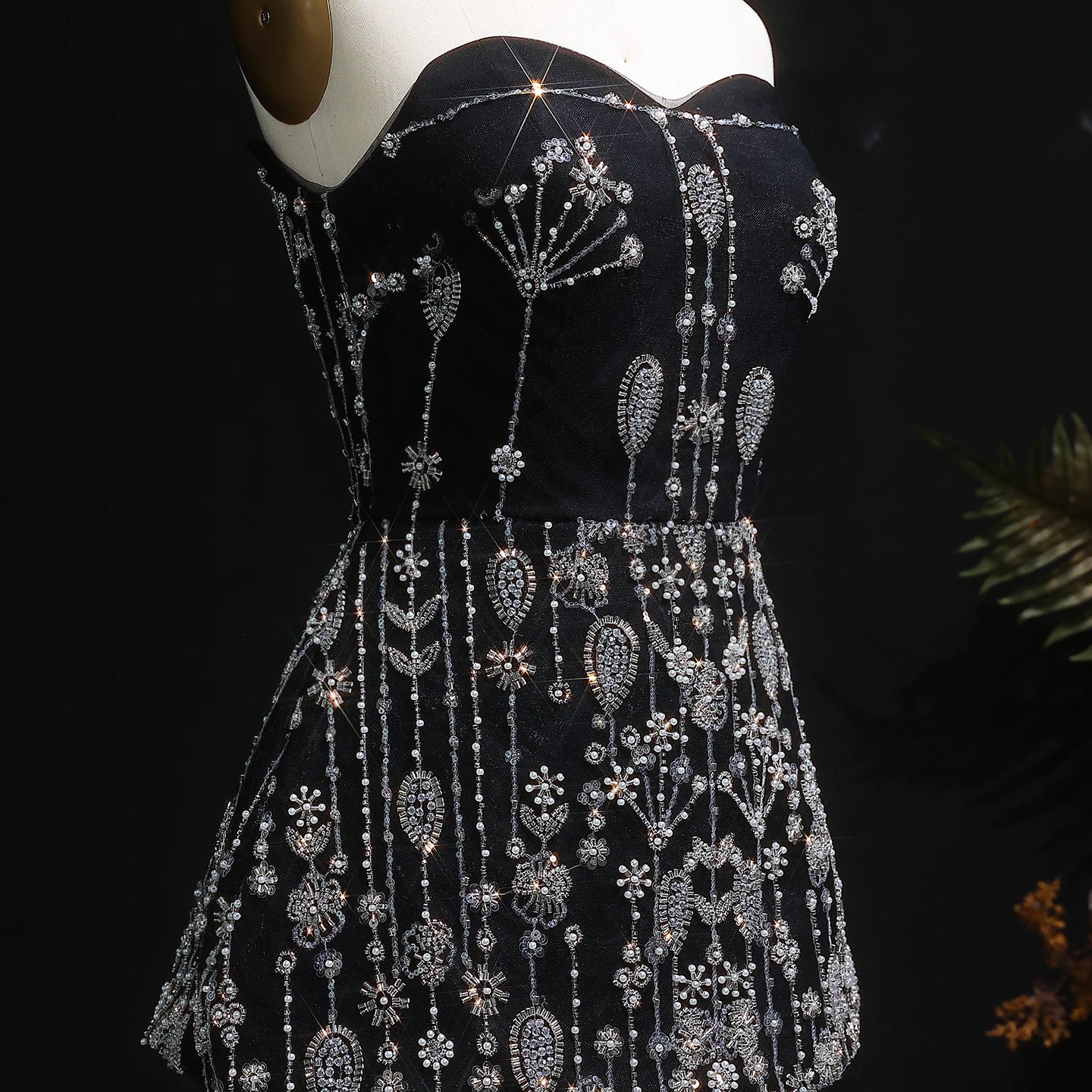 فستان بقطعتين مطرز بتصميم مميز