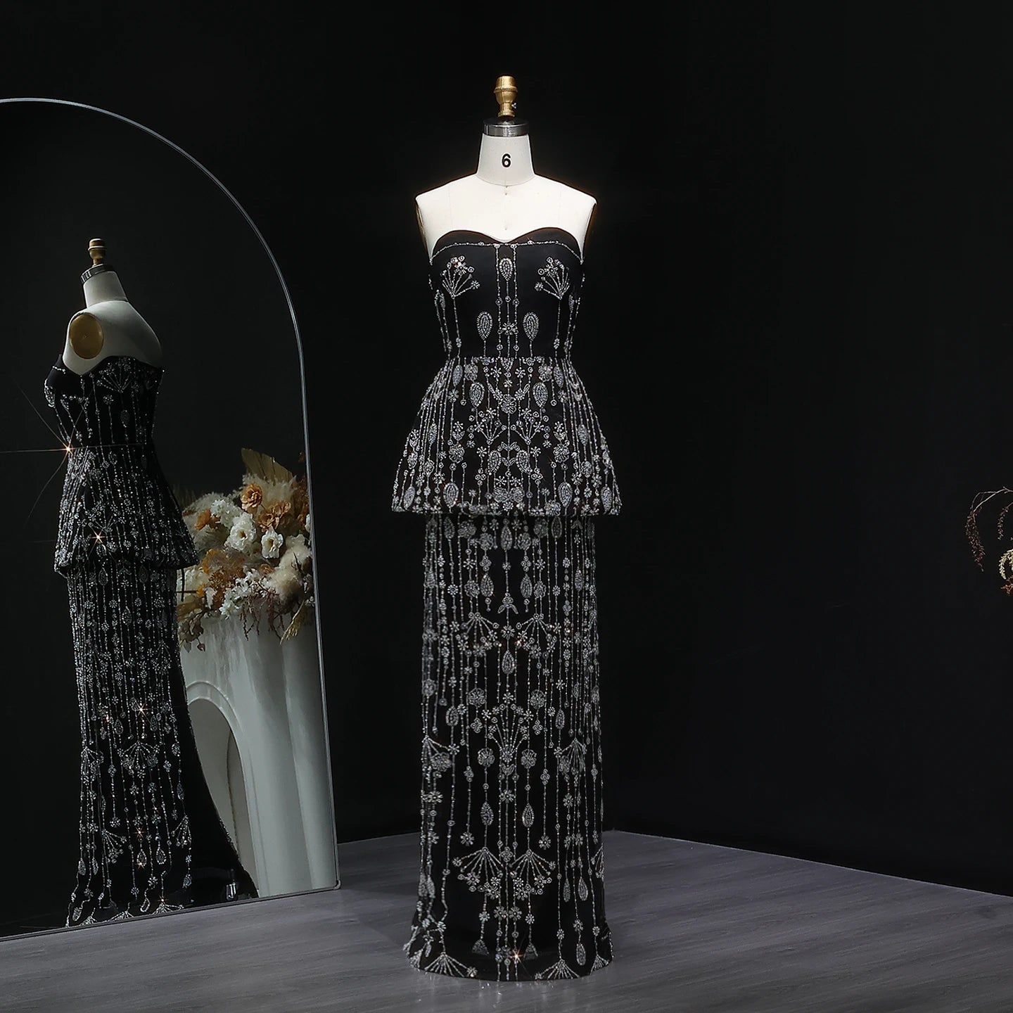 فستان بقطعتين مطرز بتصميم مميز