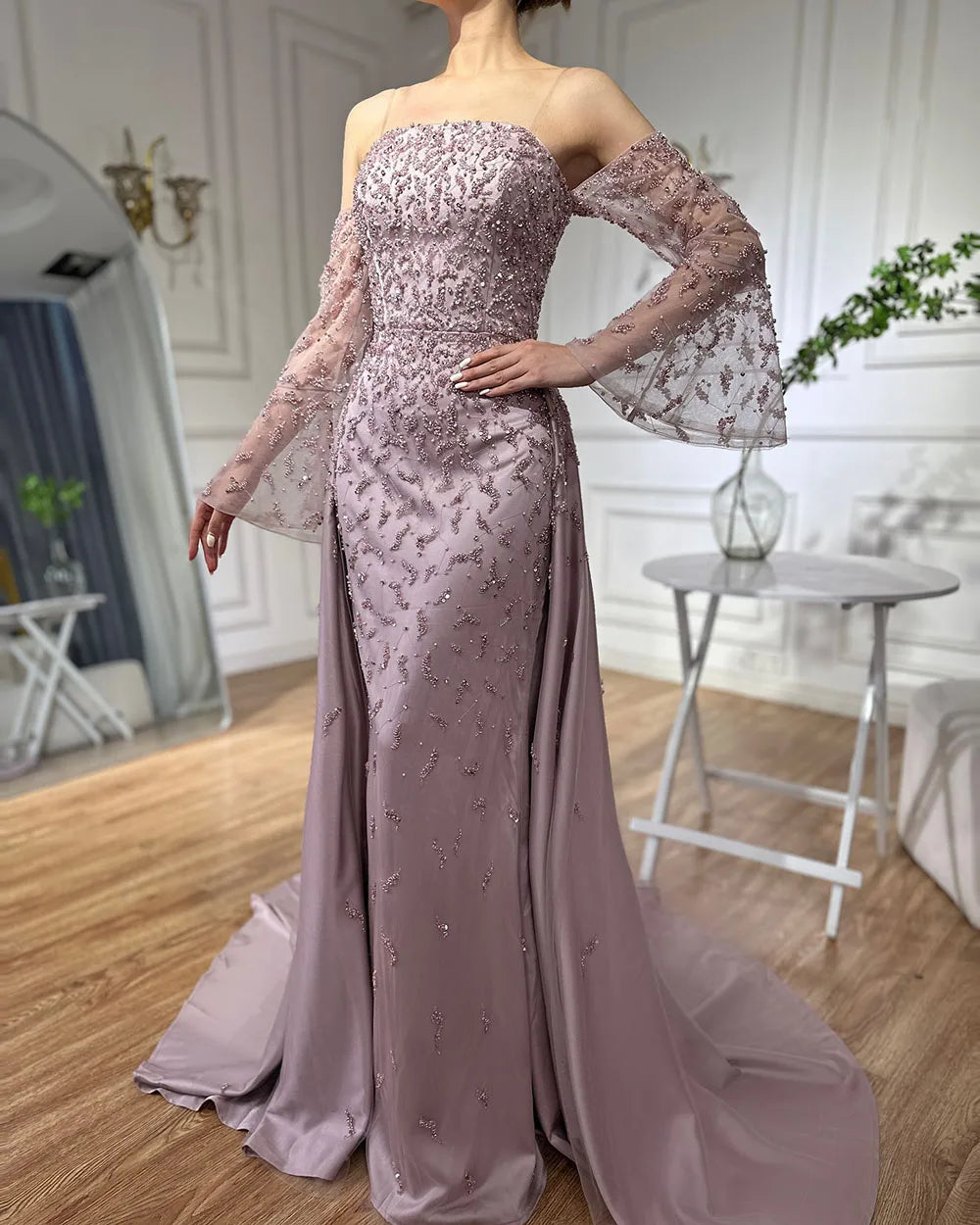 فستان انيق مطرز بذيل طويل