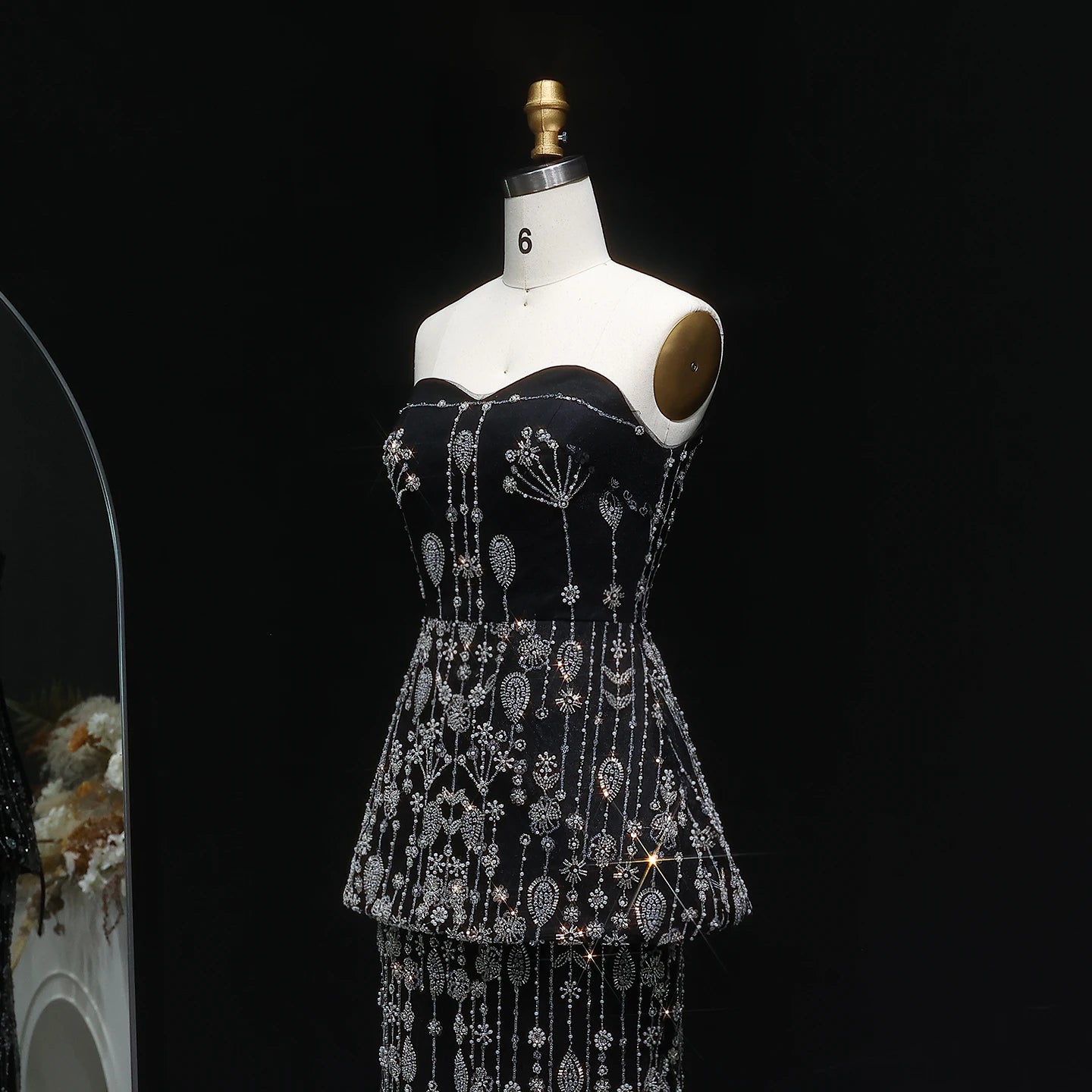 فستان بقطعتين مطرز بتصميم مميز