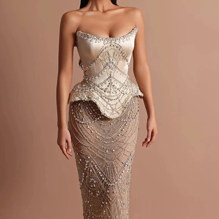 فستان فاخر مزين بالكريستال بتصميم كورسيه مميز